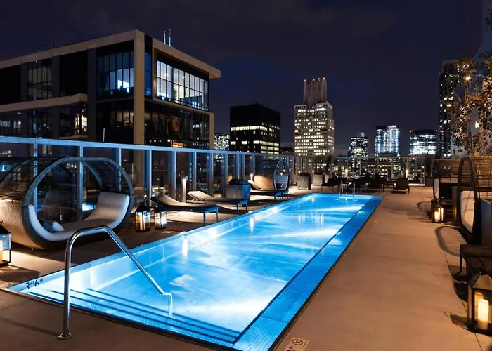 Loop W Theater Pool Nr Millennium Park Chi-958 Chicago